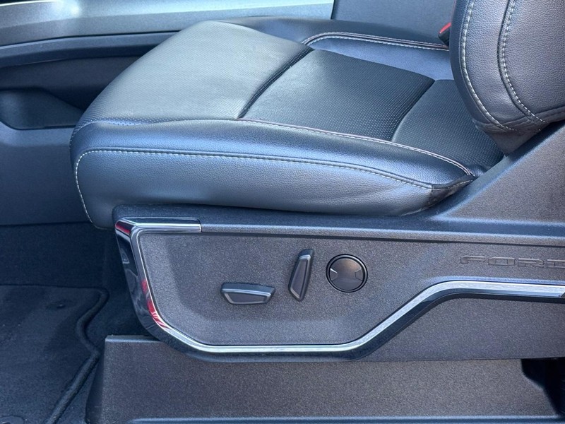 Ford Super Duty F-350 SRW Vehicle Full-screen Gallery Image 20