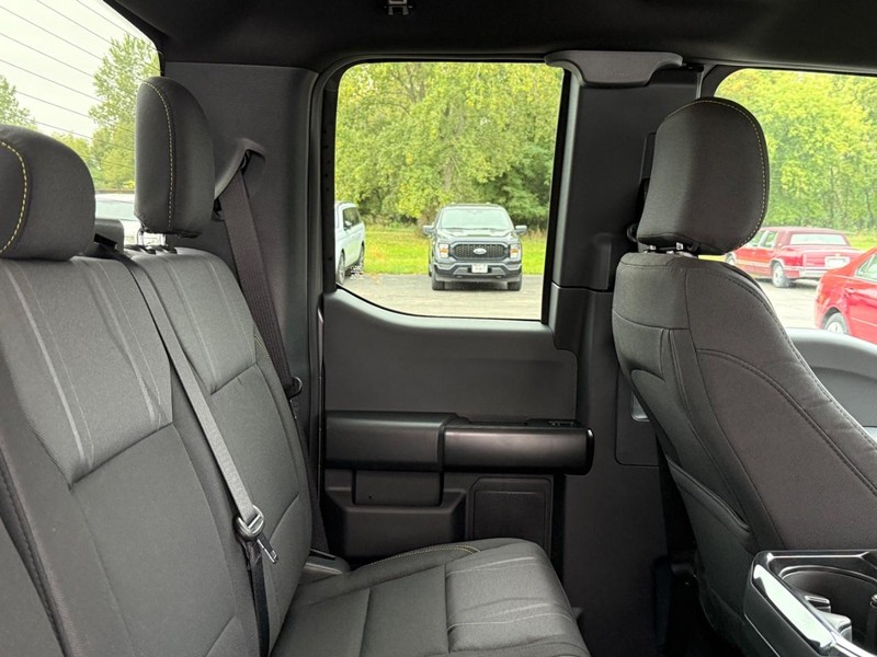 Ford F-150 Vehicle Full-screen Gallery Image 5