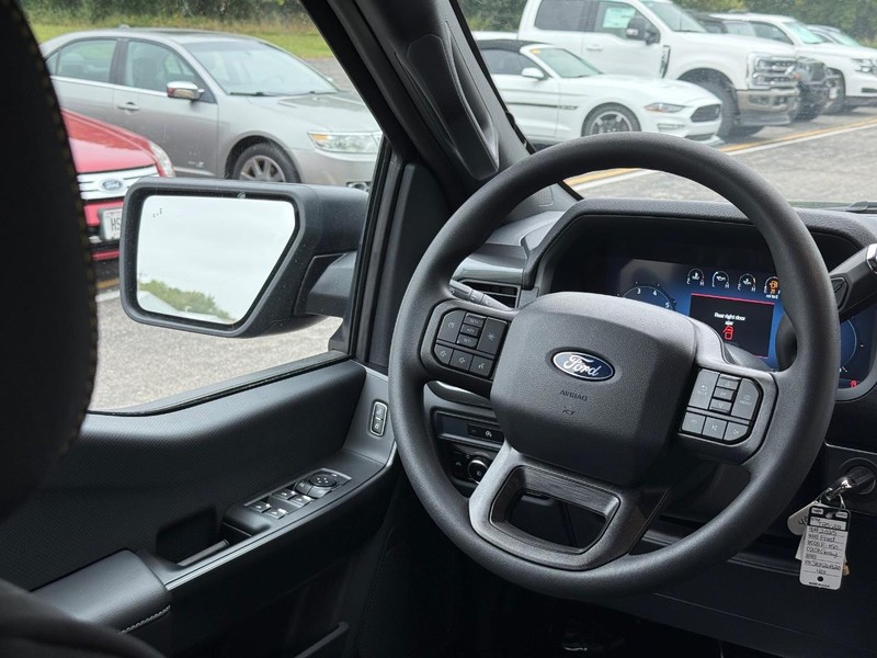 Ford F-150 Vehicle Full-screen Gallery Image 8