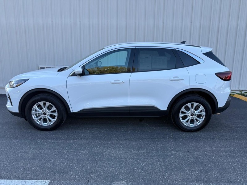 Ford Escape Vehicle Full-screen Gallery Image 2