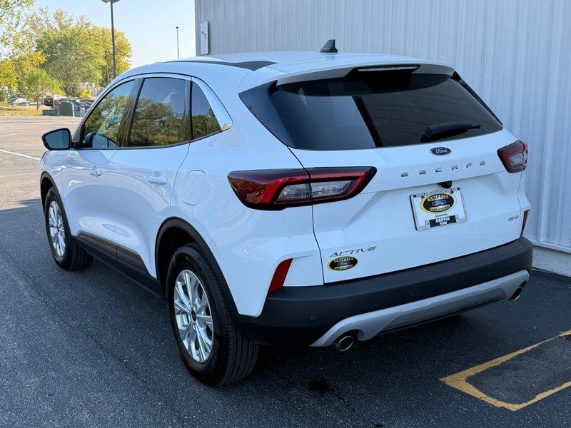 Ford Escape Vehicle Full-screen Gallery Image 3