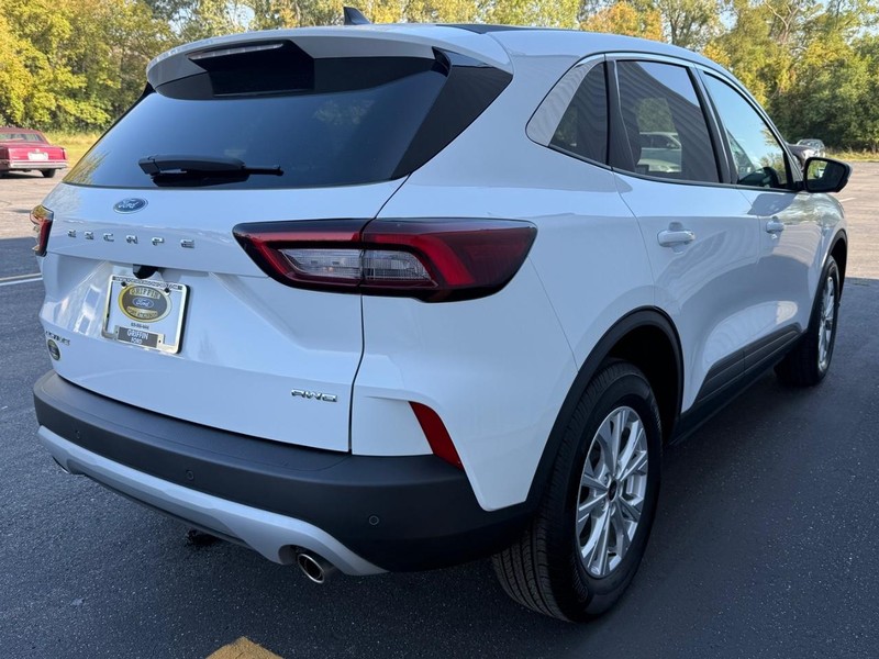 Ford Escape Vehicle Full-screen Gallery Image 6