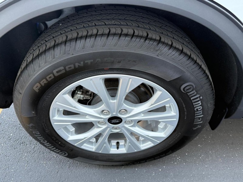 Ford Escape Vehicle Full-screen Gallery Image 7