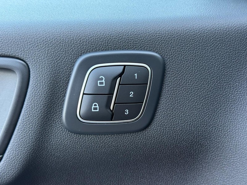 Ford Escape Vehicle Full-screen Gallery Image 15