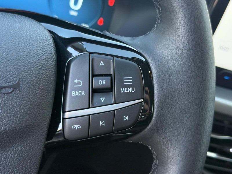 Ford Escape Vehicle Full-screen Gallery Image 17