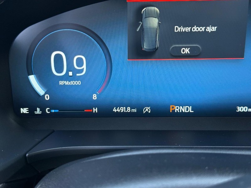 Ford Escape Vehicle Full-screen Gallery Image 18