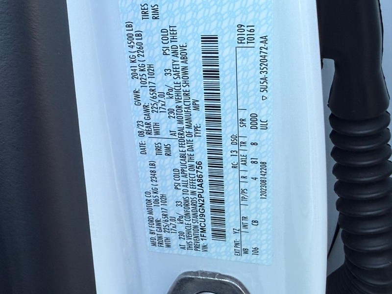 Ford Escape Vehicle Full-screen Gallery Image 23