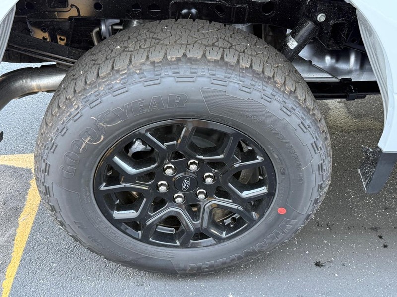 Ford F-150 Vehicle Full-screen Gallery Image 4