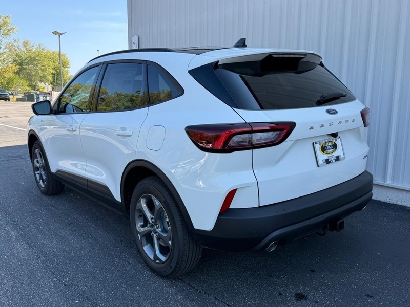 Ford Escape Vehicle Full-screen Gallery Image 3