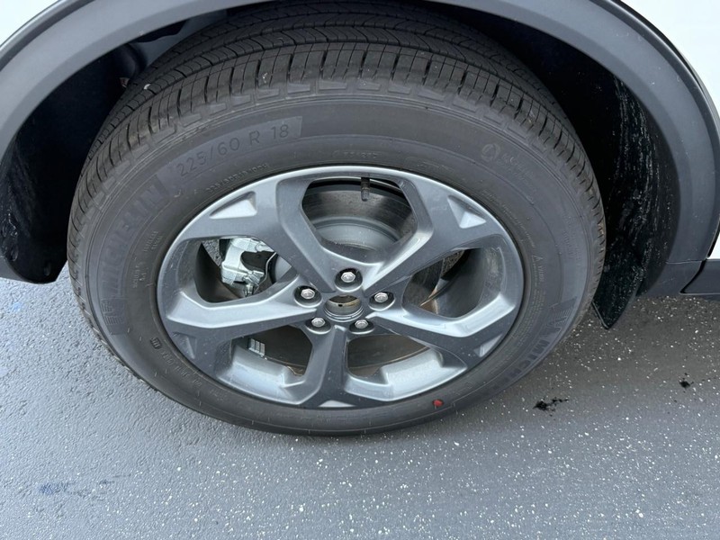 Ford Escape Vehicle Full-screen Gallery Image 4