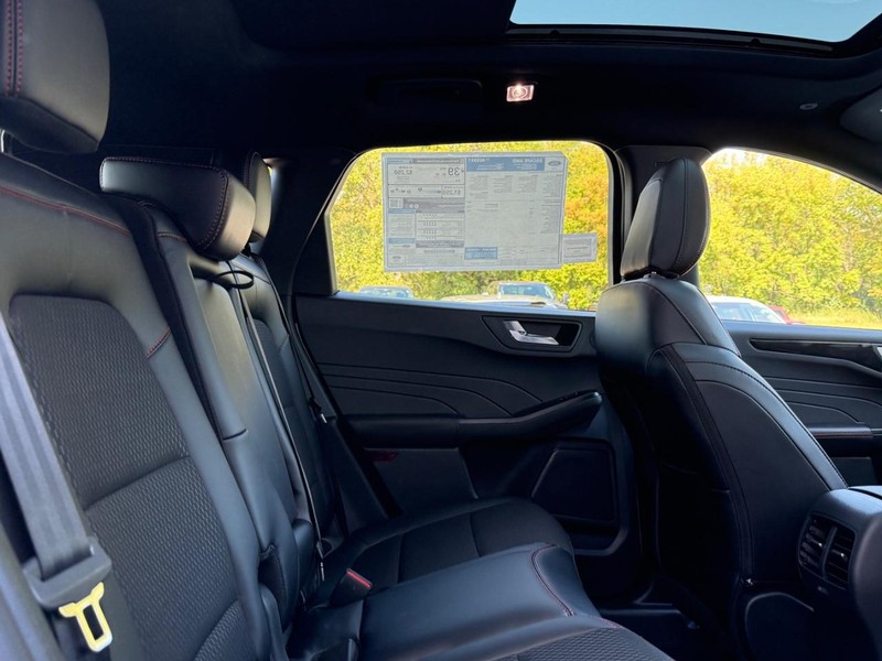 Ford Escape Vehicle Full-screen Gallery Image 5