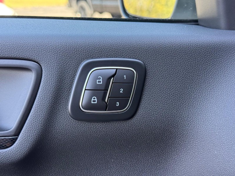 Ford Escape Vehicle Full-screen Gallery Image 11