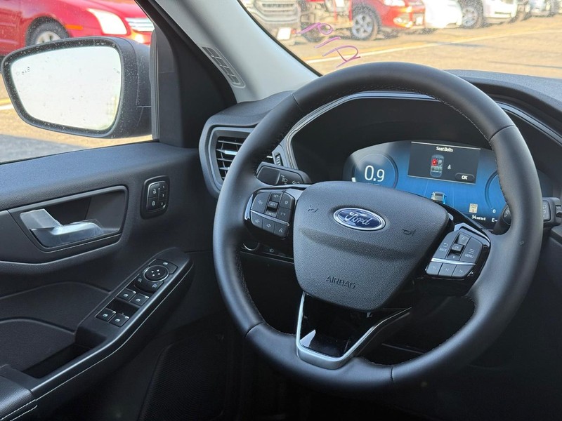 Ford Escape Vehicle Full-screen Gallery Image 10