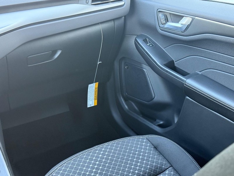 Ford Escape Vehicle Full-screen Gallery Image 11