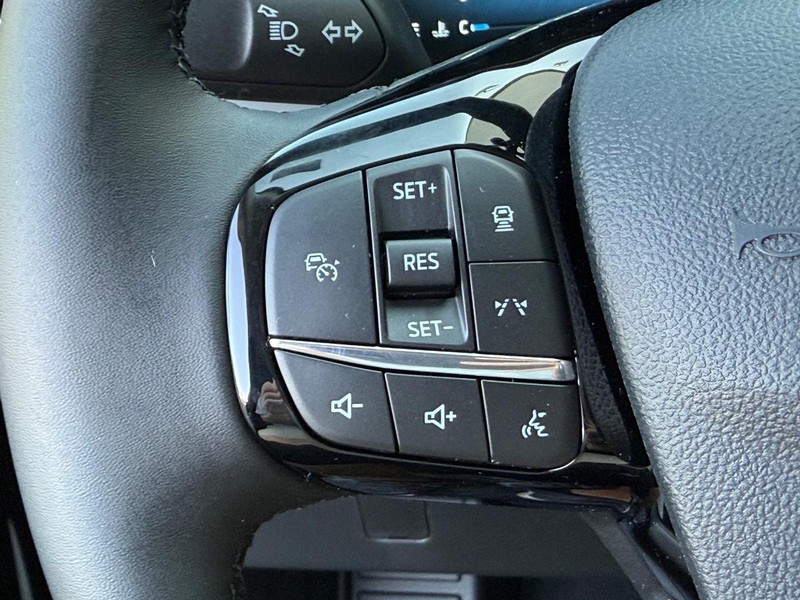 Ford Escape Vehicle Full-screen Gallery Image 12