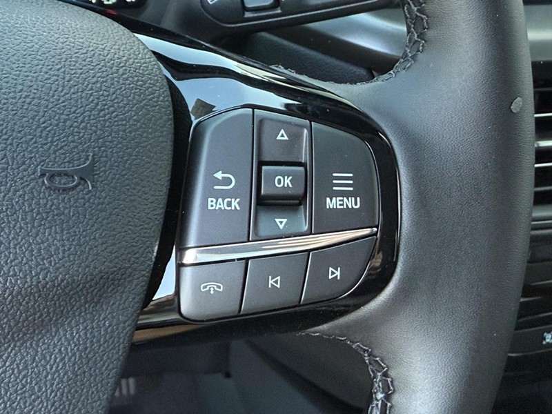 Ford Escape Vehicle Full-screen Gallery Image 13