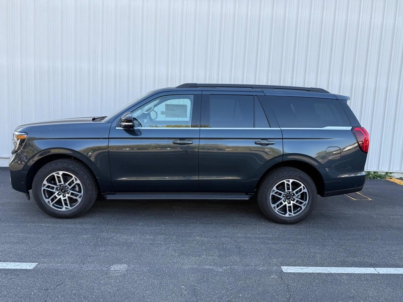 Ford Expedition Vehicle Full-screen Gallery Image 2