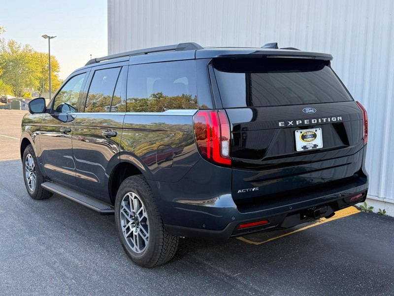 Ford Expedition Vehicle Full-screen Gallery Image 3