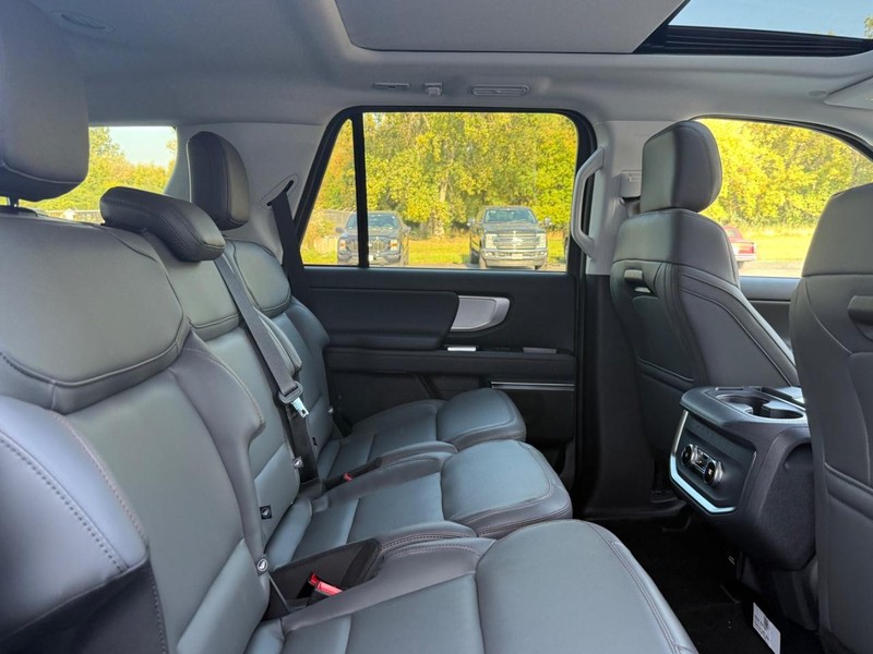 Ford Expedition Vehicle Full-screen Gallery Image 5