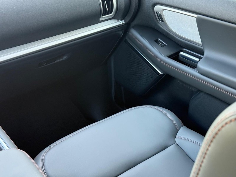 Ford Expedition Vehicle Full-screen Gallery Image 9