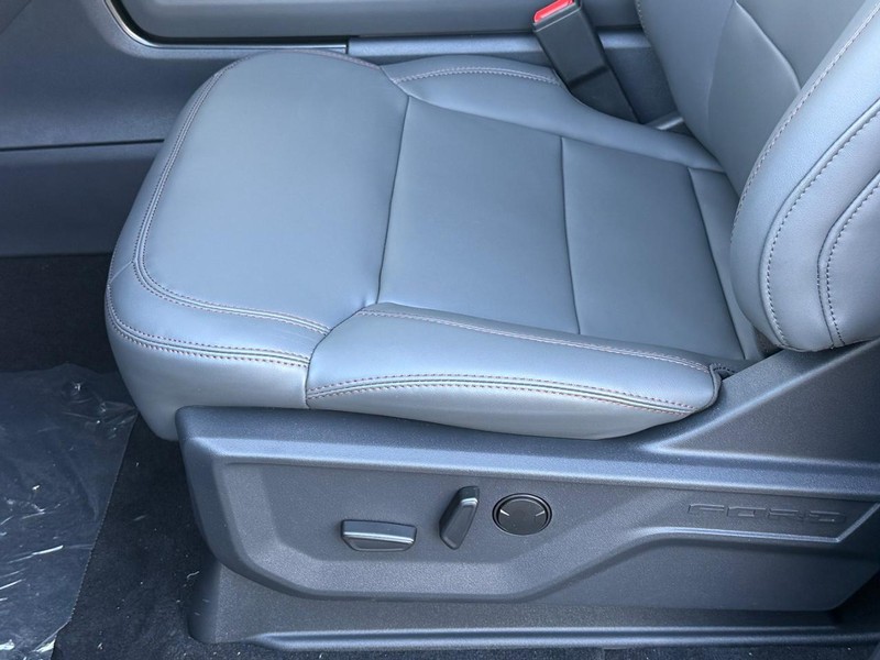 Ford Expedition Vehicle Full-screen Gallery Image 16