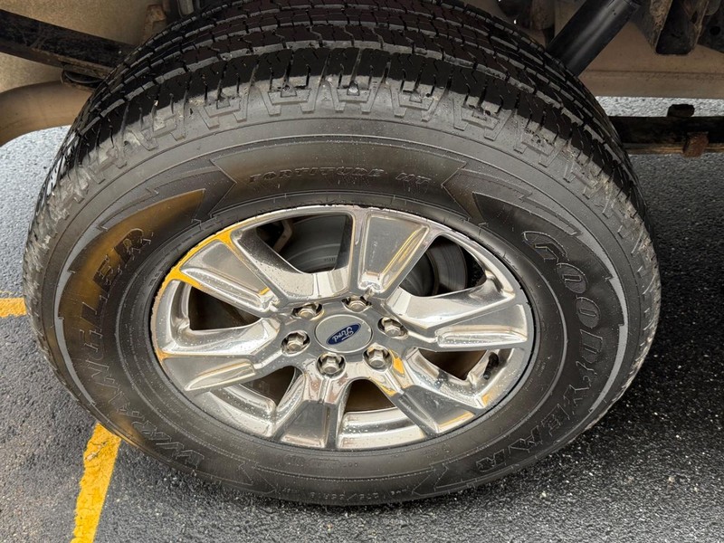 Ford F-150 Vehicle Full-screen Gallery Image 7