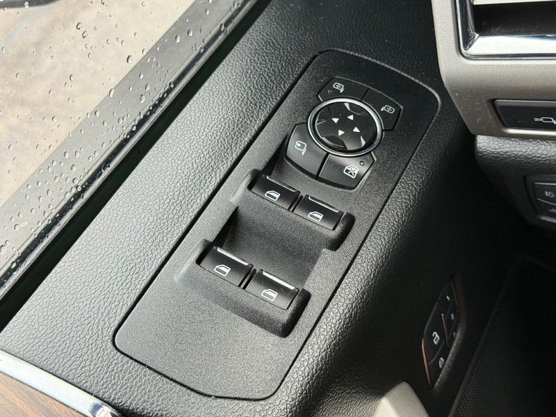 Ford F-150 Vehicle Full-screen Gallery Image 20