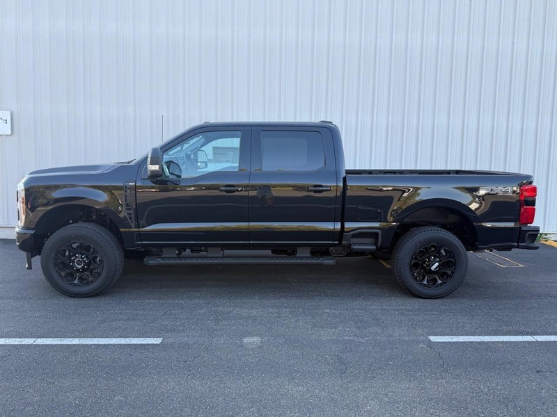 Ford Super Duty F-250 SRW Vehicle Full-screen Gallery Image 2