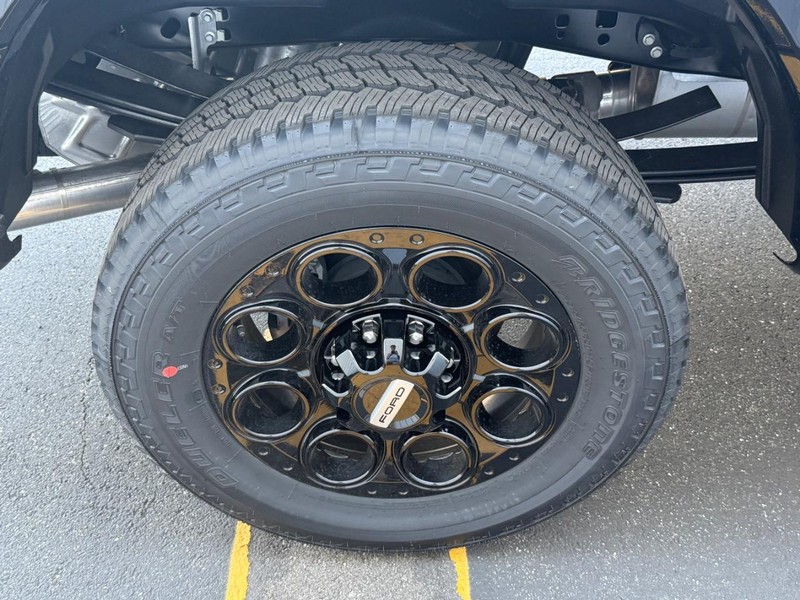 Ford Super Duty F-250 SRW Vehicle Full-screen Gallery Image 4