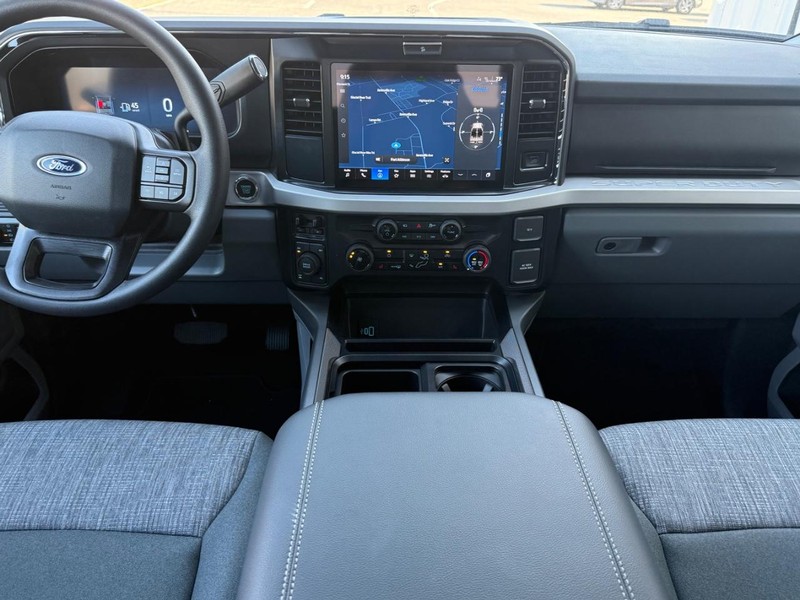 Ford Super Duty F-250 SRW Vehicle Full-screen Gallery Image 6