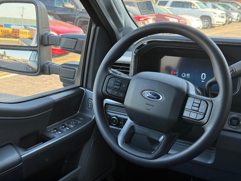 Ford Super Duty F-250 SRW Vehicle Full-screen Gallery Image 8
