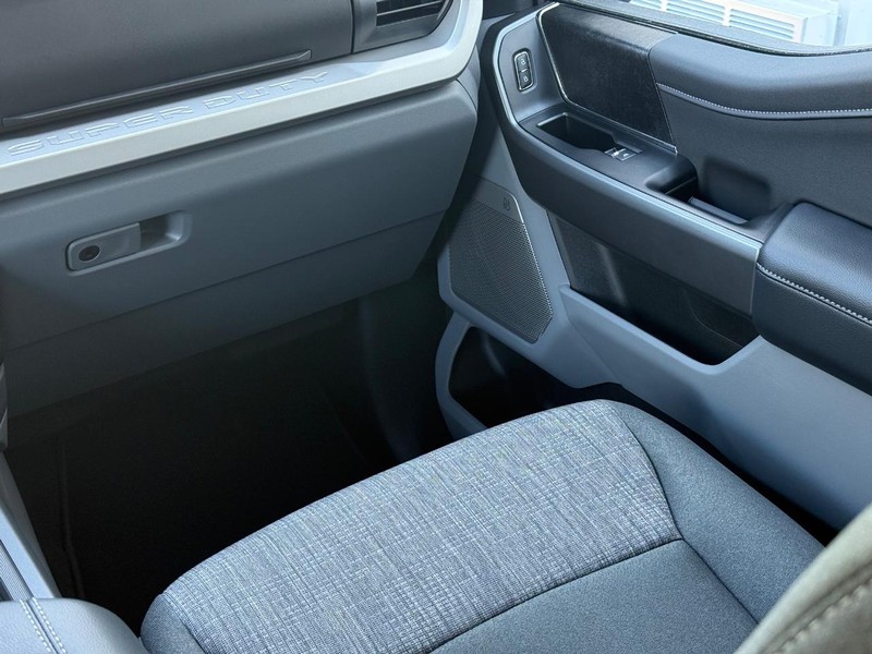 Ford Super Duty F-250 SRW Vehicle Full-screen Gallery Image 9