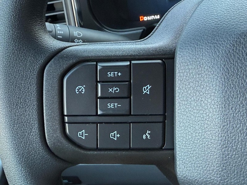 Ford Super Duty F-250 SRW Vehicle Full-screen Gallery Image 11