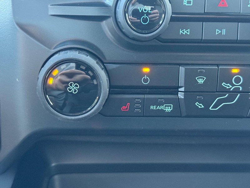 Ford Super Duty F-250 SRW Vehicle Full-screen Gallery Image 14