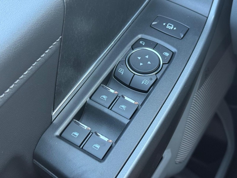 Ford Super Duty F-250 SRW Vehicle Full-screen Gallery Image 15