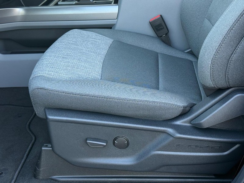 Ford Super Duty F-250 SRW Vehicle Full-screen Gallery Image 16