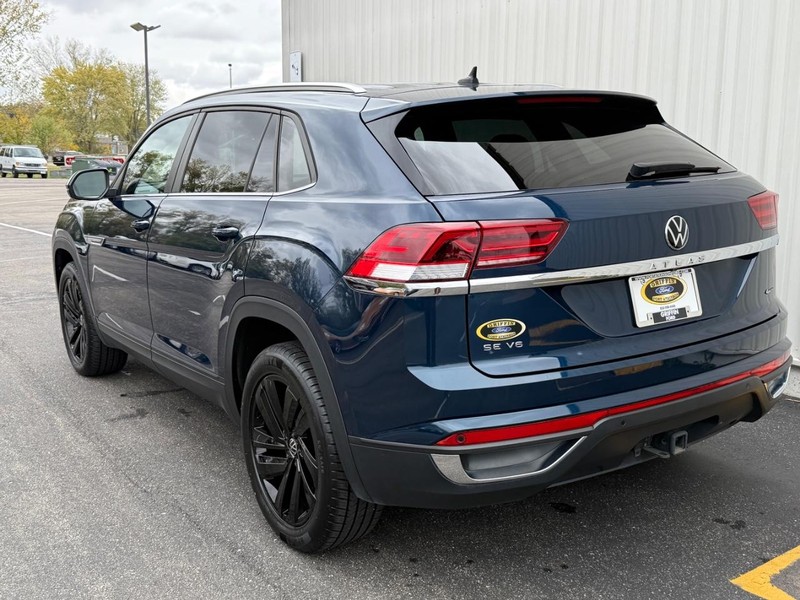 Volkswagen Atlas Cross Sport Vehicle Full-screen Gallery Image 3