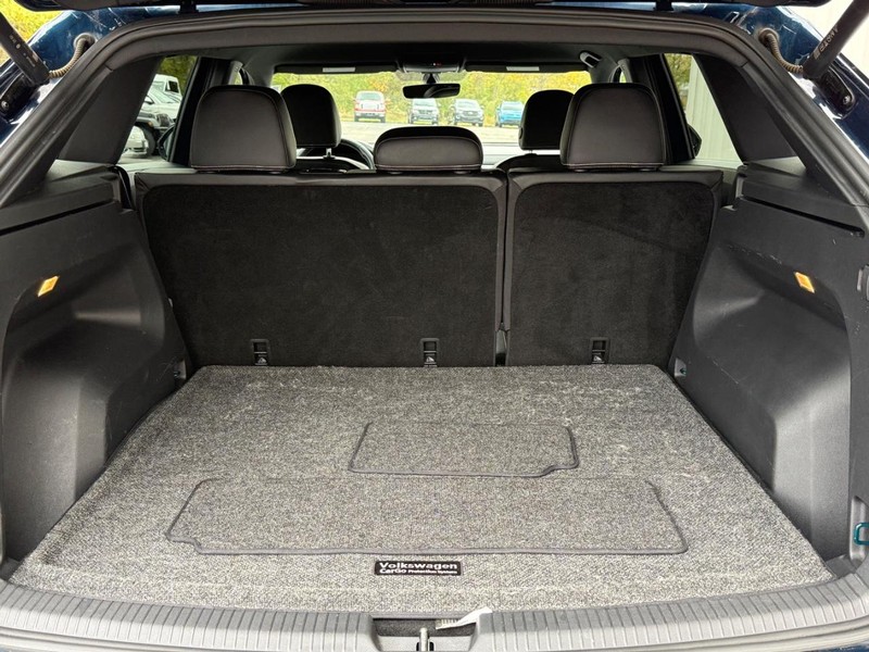 Volkswagen Atlas Cross Sport Vehicle Full-screen Gallery Image 5