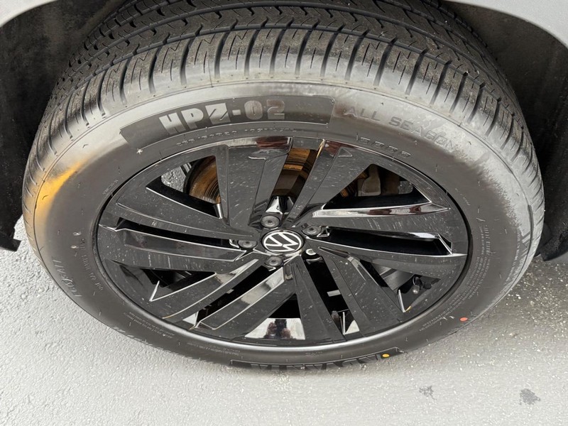 Volkswagen Atlas Cross Sport Vehicle Full-screen Gallery Image 7