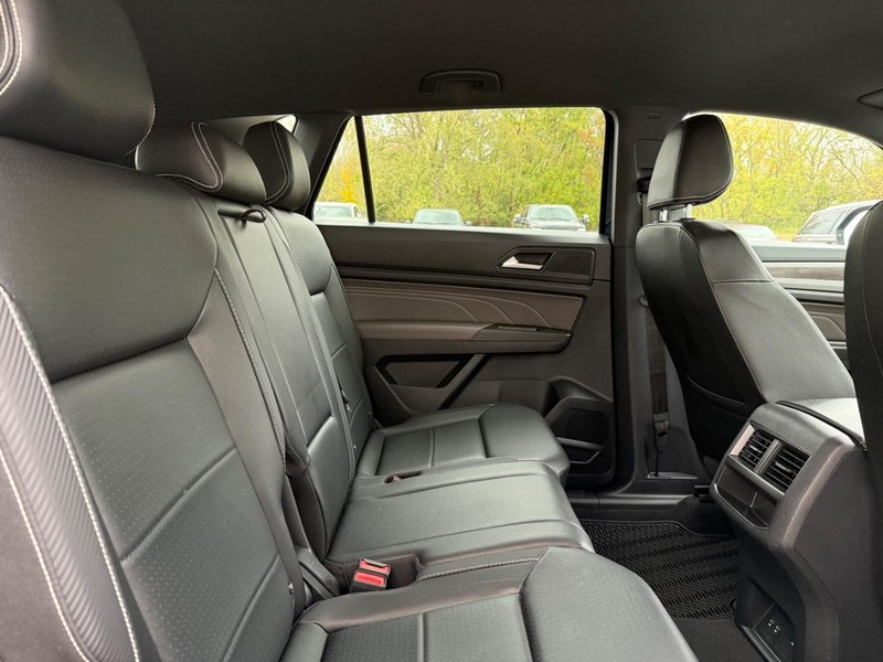 Volkswagen Atlas Cross Sport Vehicle Full-screen Gallery Image 9