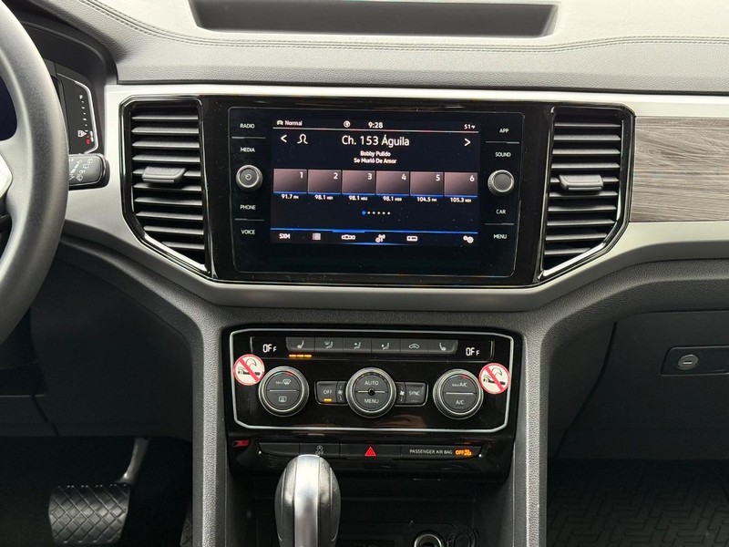 Volkswagen Atlas Cross Sport Vehicle Full-screen Gallery Image 11