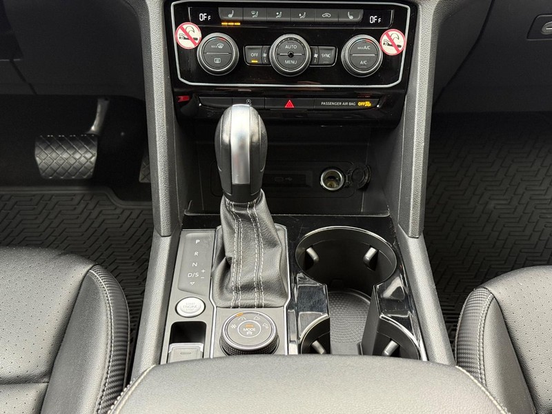 Volkswagen Atlas Cross Sport Vehicle Full-screen Gallery Image 12