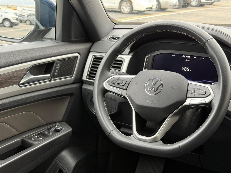 Volkswagen Atlas Cross Sport Vehicle Full-screen Gallery Image 13