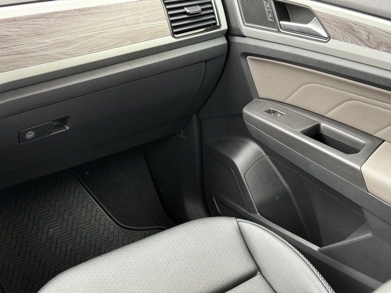 Volkswagen Atlas Cross Sport Vehicle Full-screen Gallery Image 14