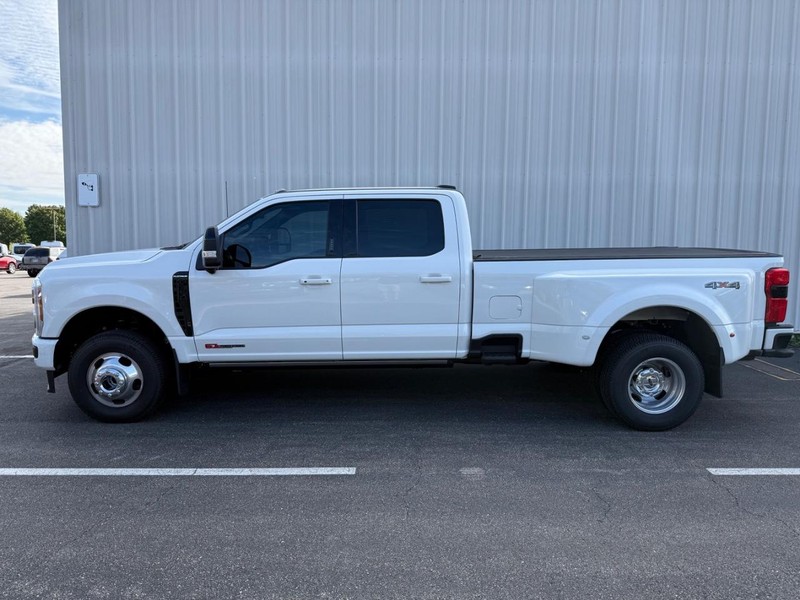 Ford Super Duty F-350 DRW Vehicle Full-screen Gallery Image 2