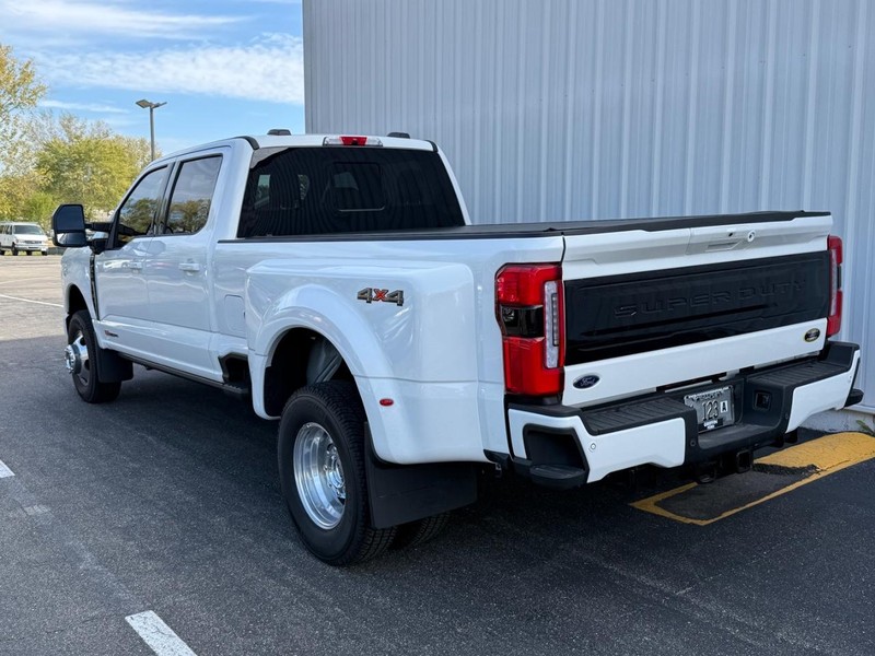 Ford Super Duty F-350 DRW Vehicle Full-screen Gallery Image 3