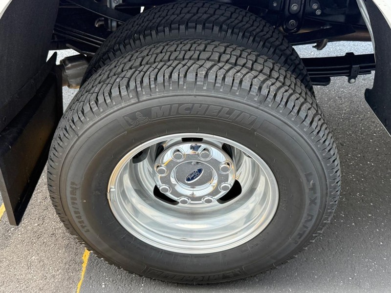 Ford Super Duty F-350 DRW Vehicle Full-screen Gallery Image 4
