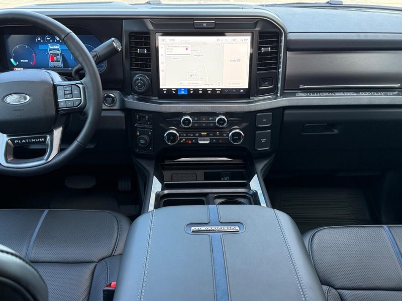 Ford Super Duty F-350 DRW Vehicle Full-screen Gallery Image 6