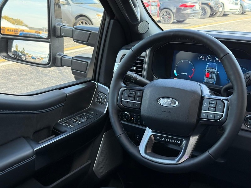 Ford Super Duty F-350 DRW Vehicle Full-screen Gallery Image 8