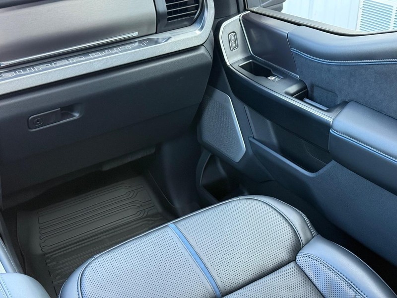 Ford Super Duty F-350 DRW Vehicle Full-screen Gallery Image 9